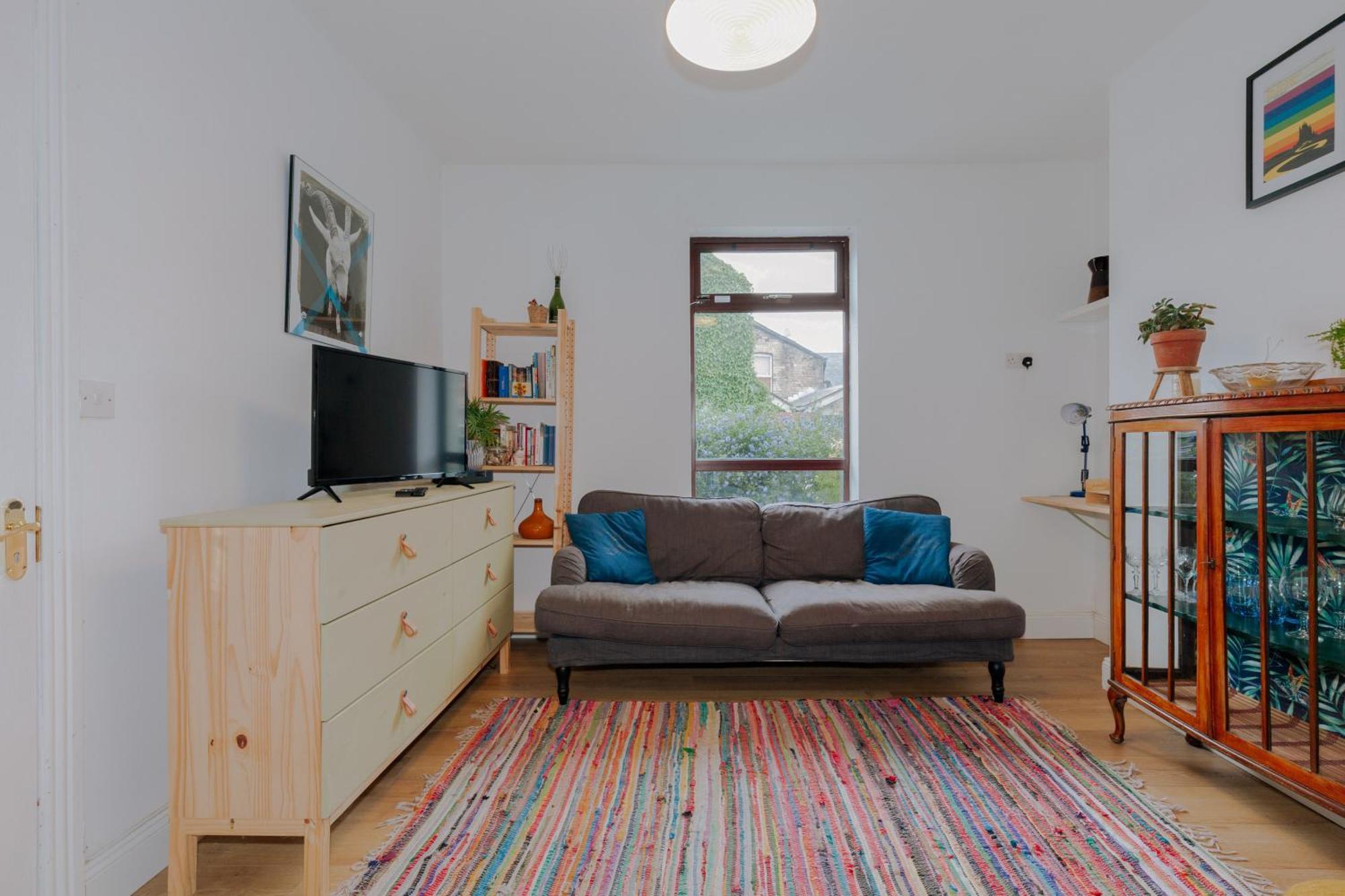 Charming 2bd House In Apartment