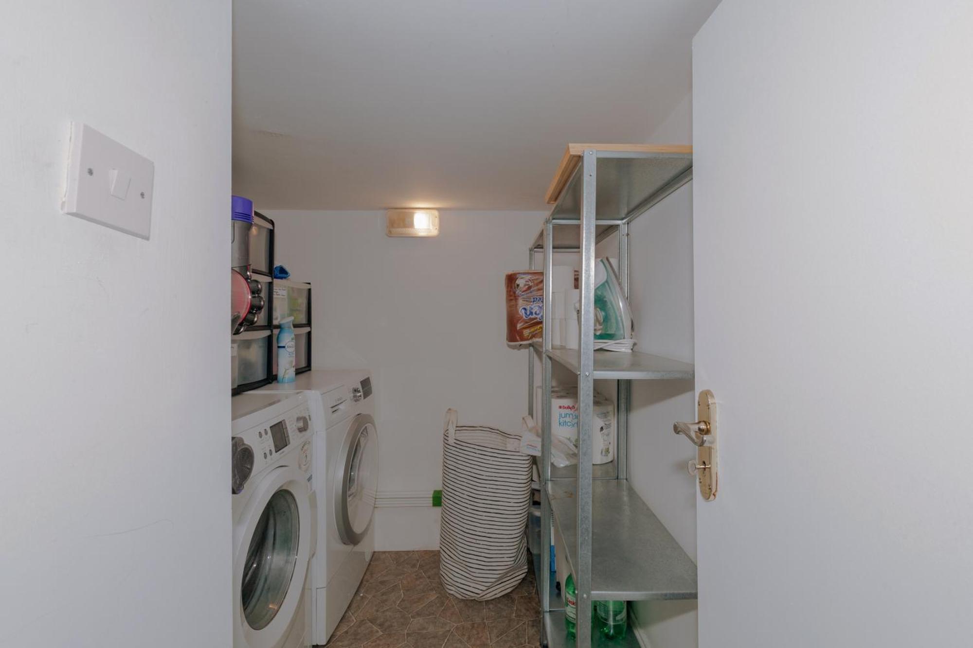 Charming 2bd House In Apartment