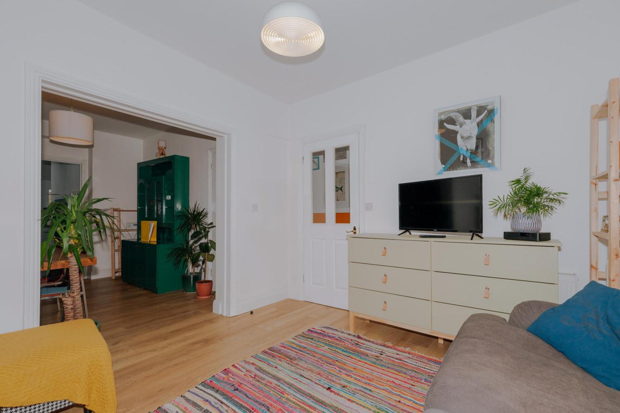 Charming 2bd House In Appartement